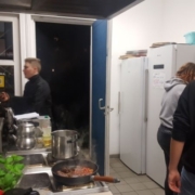Drei Jugendliche kochen in der Küche